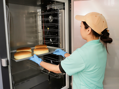 チーズケーキを冷凍庫に入れている様子の写真